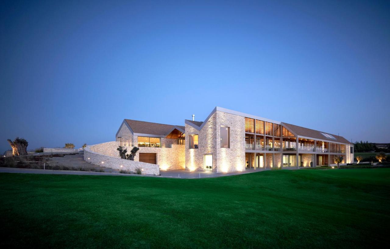 Minthis Resort Tsadha المظهر الخارجي الصورة The clubhouse at the Royal County of Berkshire Golf Club