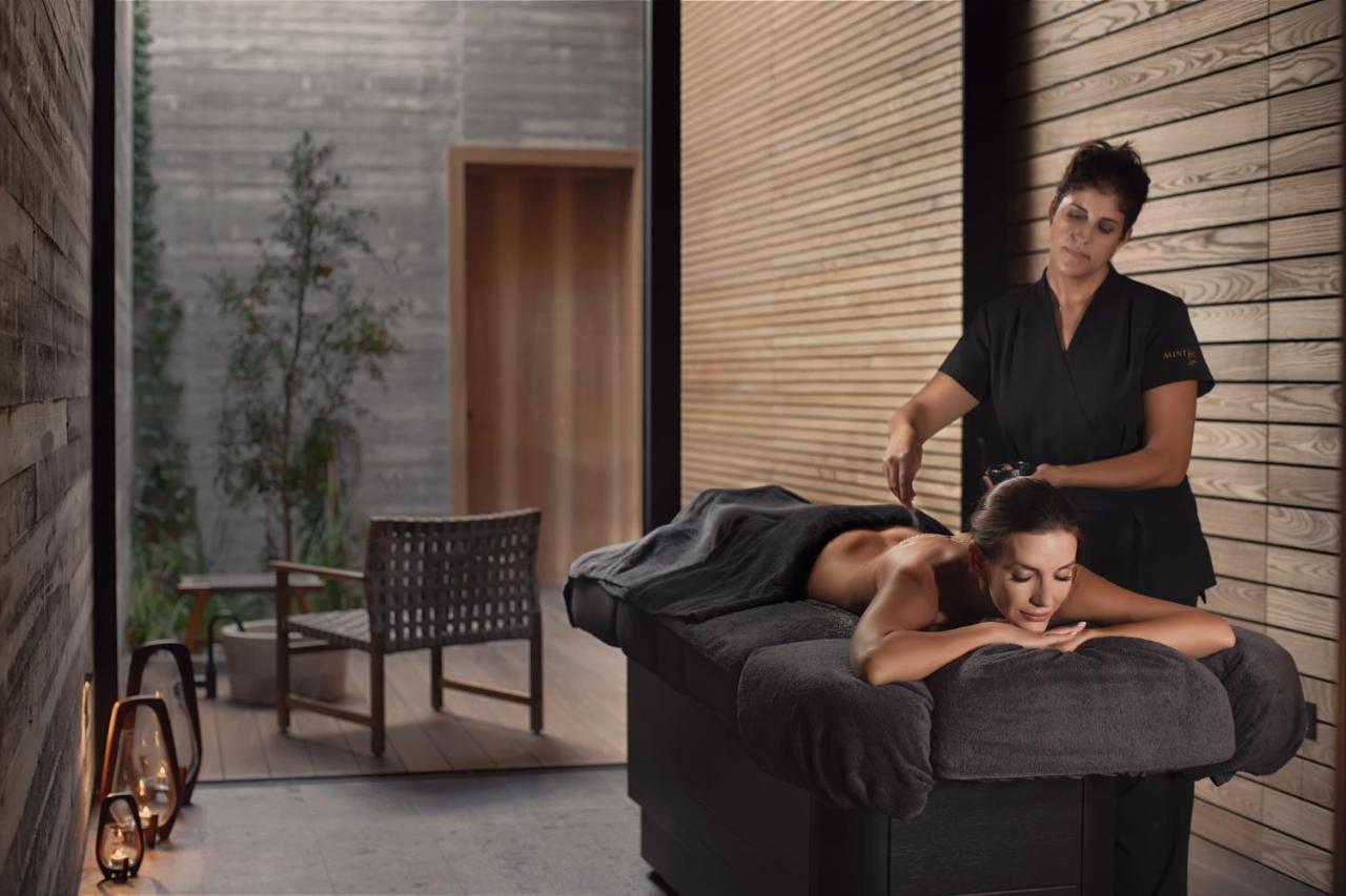 Minthis Resort Tsadha المظهر الخارجي الصورة A massage therapist at work