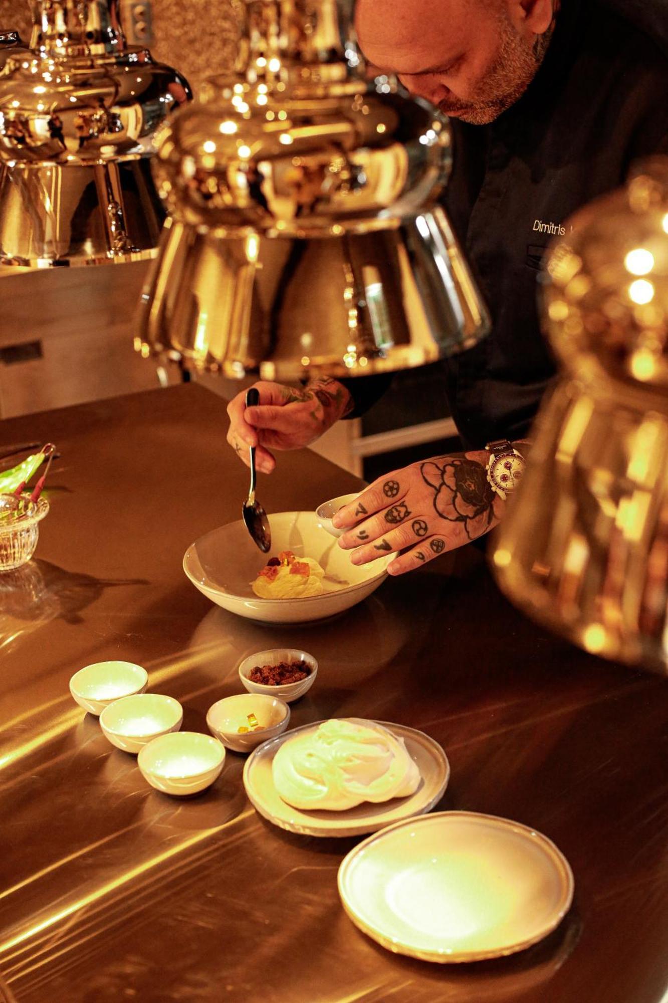 Minthis Resort Tsadha المظهر الخارجي الصورة A bartender preparing a cocktail