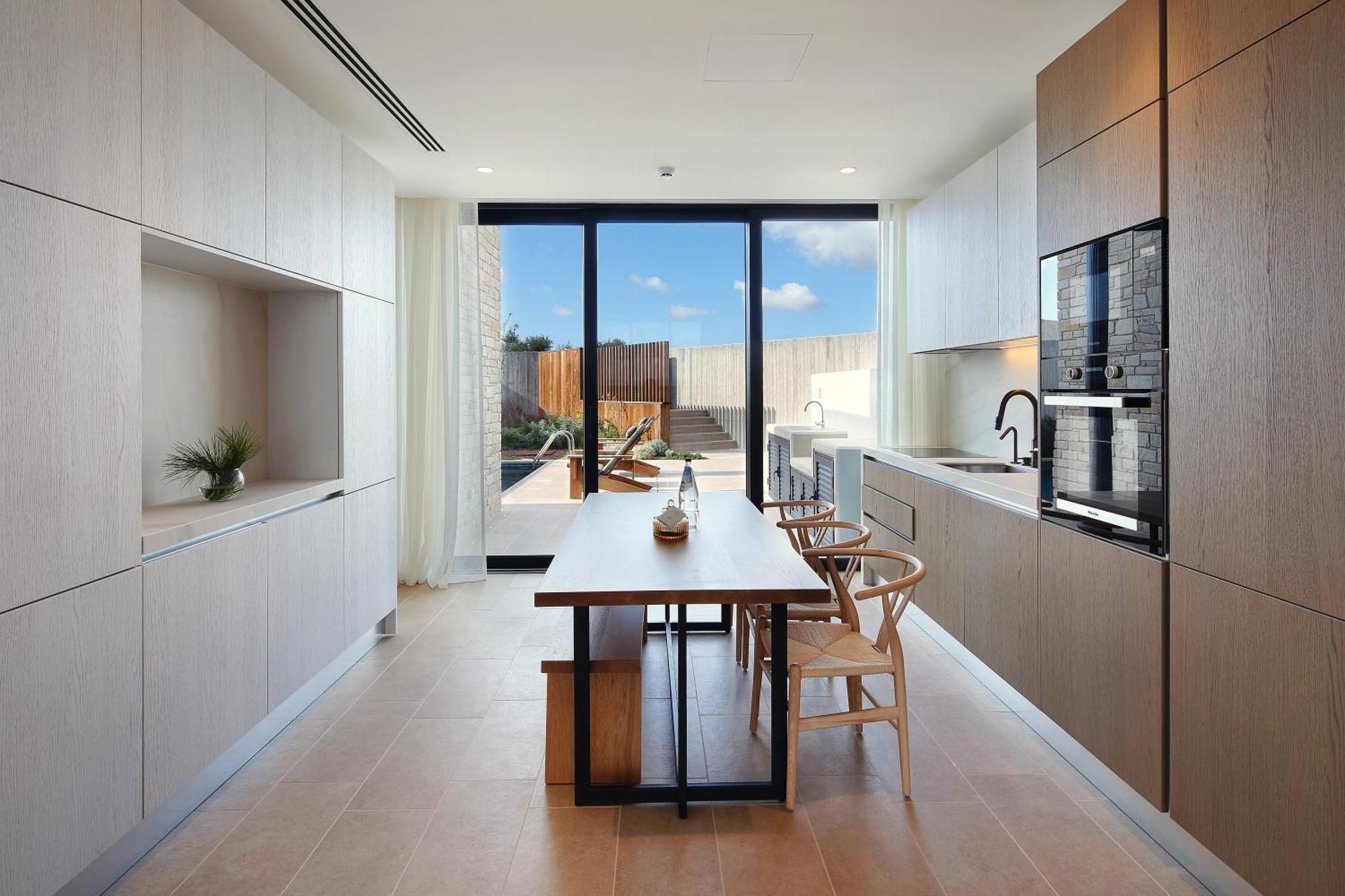 Minthis Resort Tsadha المظهر الخارجي الصورة A kitchen in a typical apartment